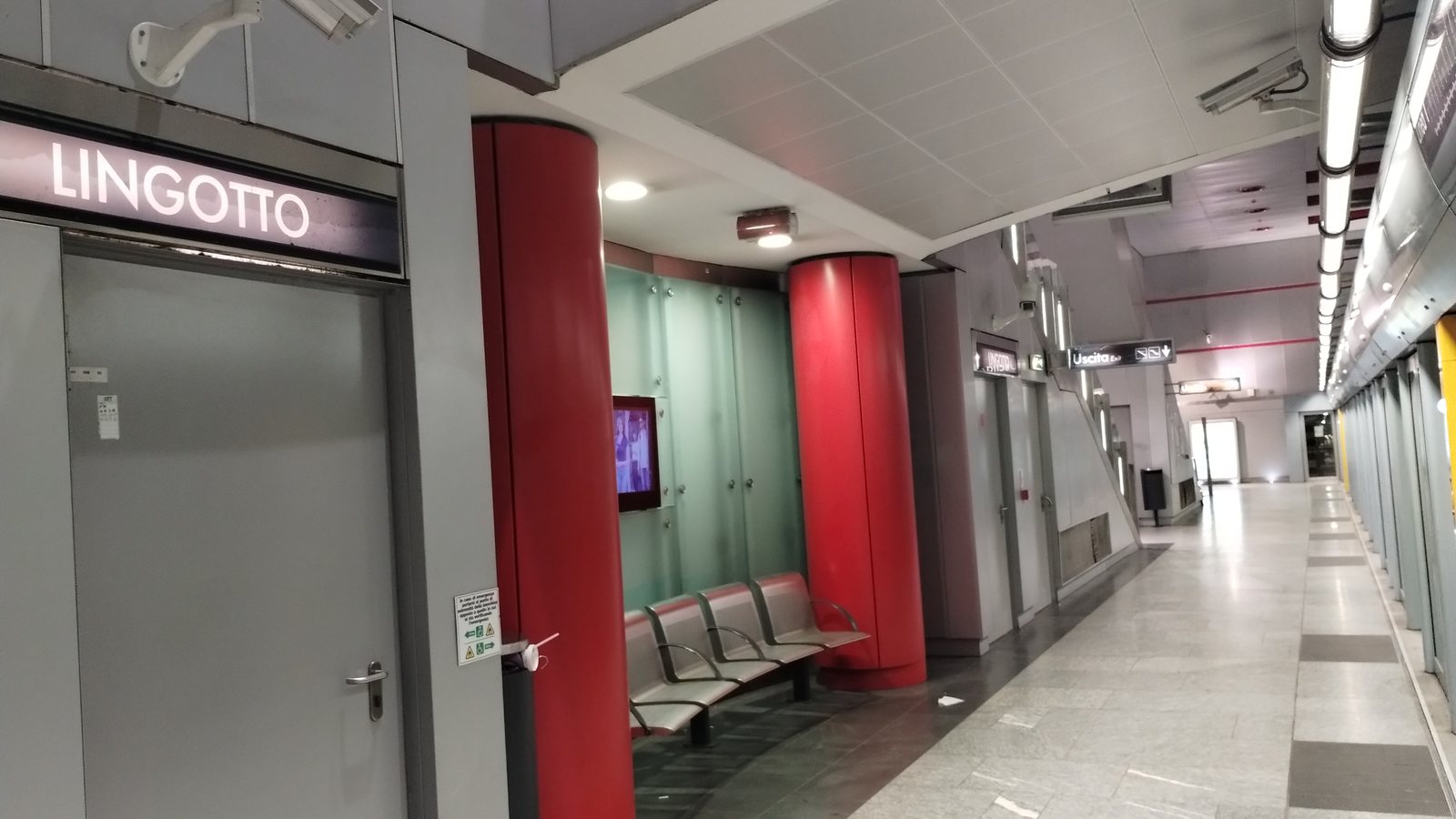 Targa LINGOTTO e colonne rosse sulla banchina della stazione Lingotto