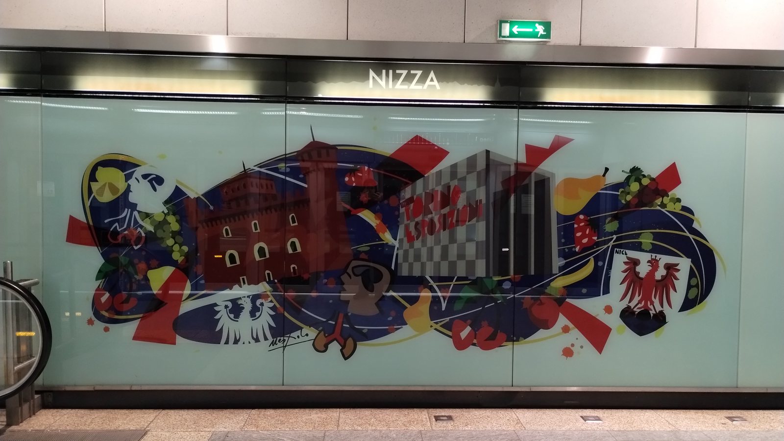 Targa NIZZA e parete decorata sulla banchina della stazione Nizza