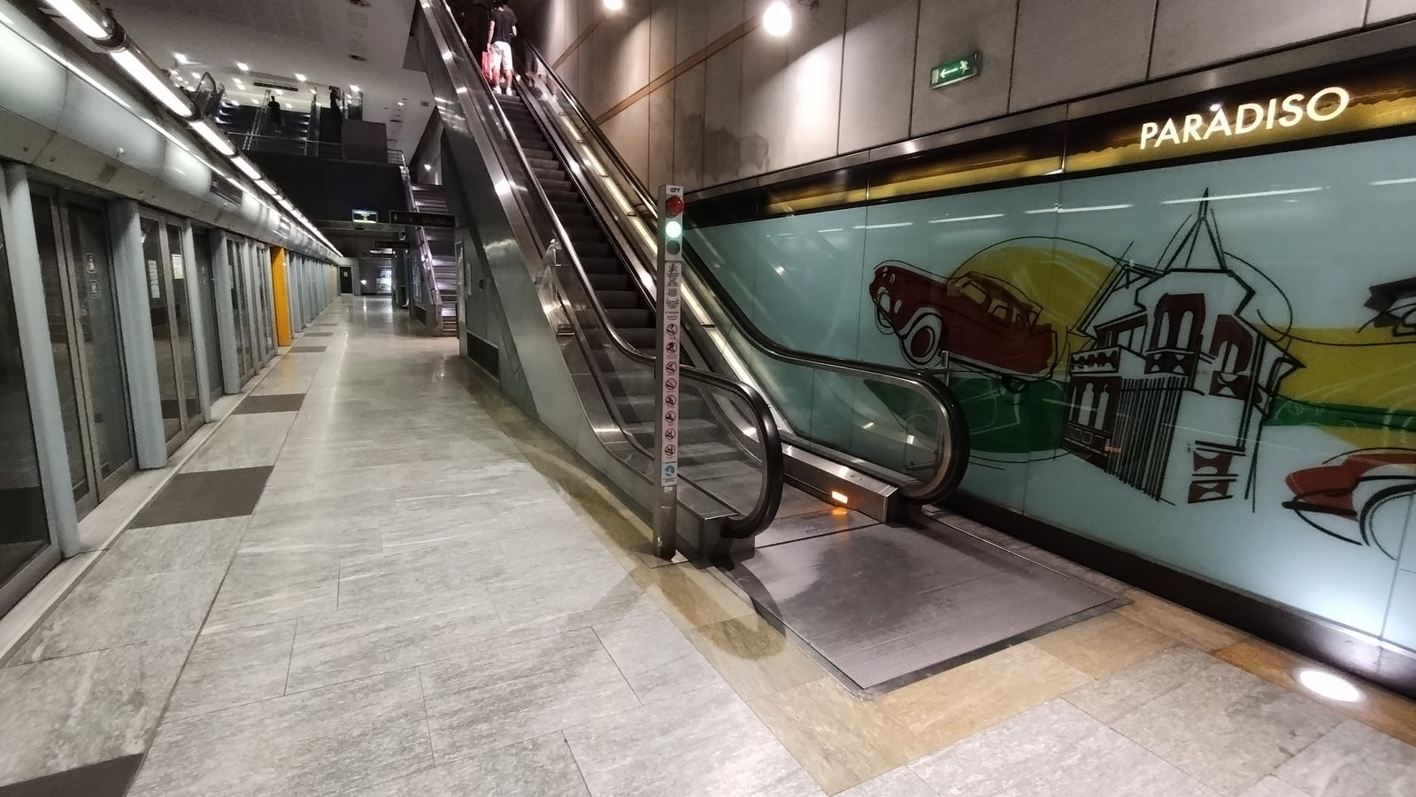 Scala mobile e targa PARADISO sulla banchina della stazione Paradiso