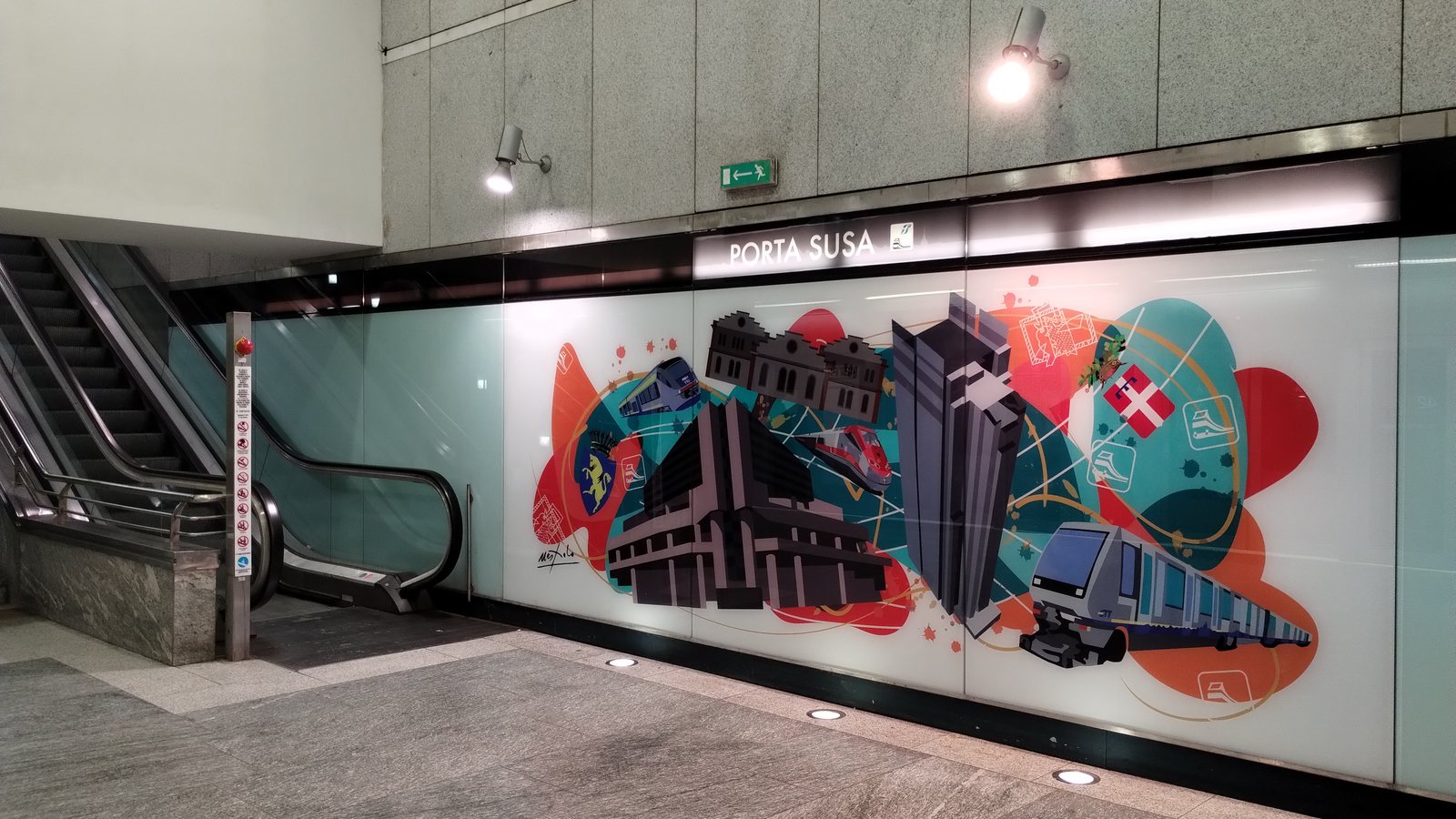 Targa PORTA SUSA e parete decorata sulla banchina della stazione Porta Susa
