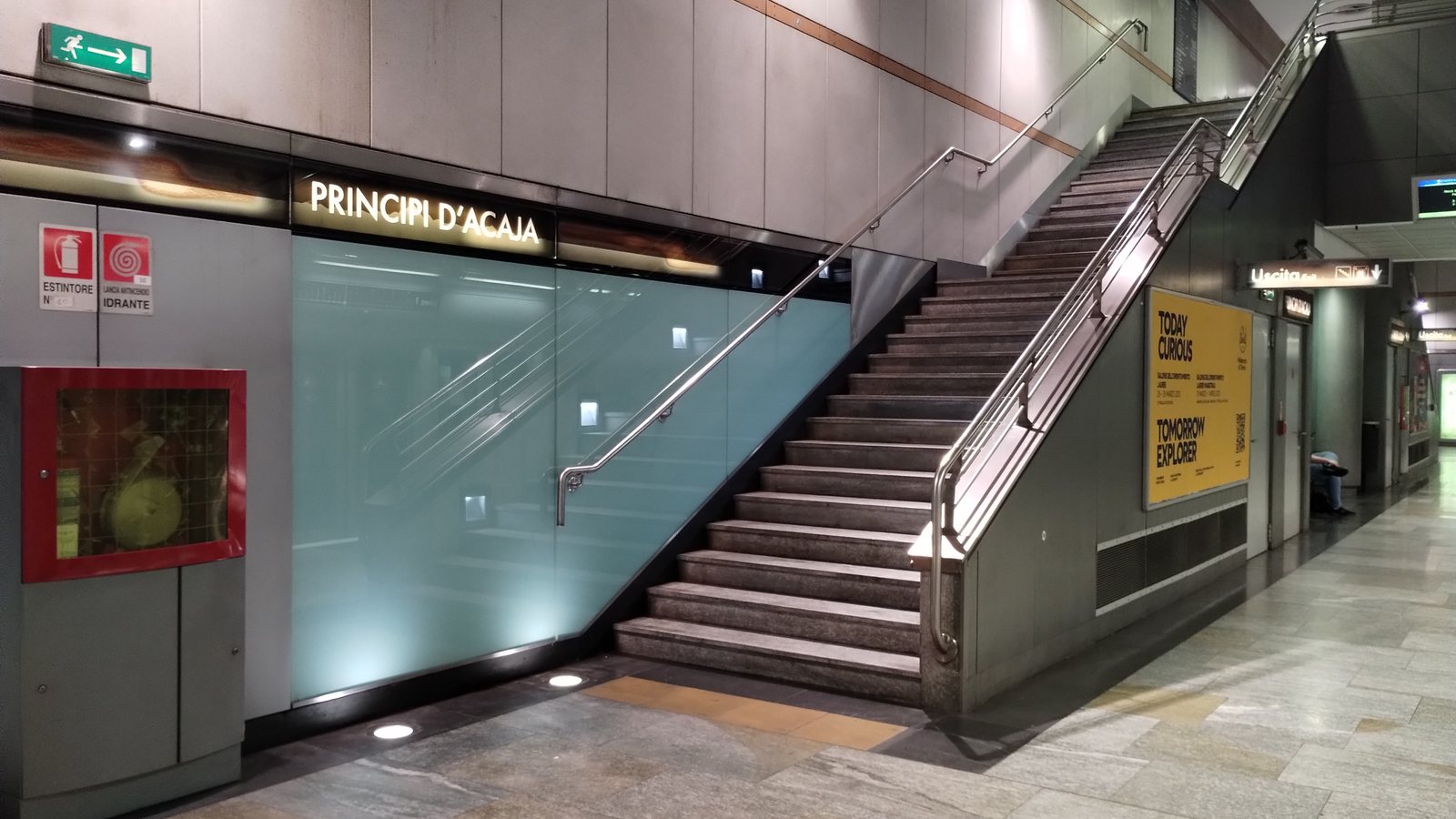 Targa PRINCIPI D'ACAJA sulla parete della banchina, accanto alla scala della stazione