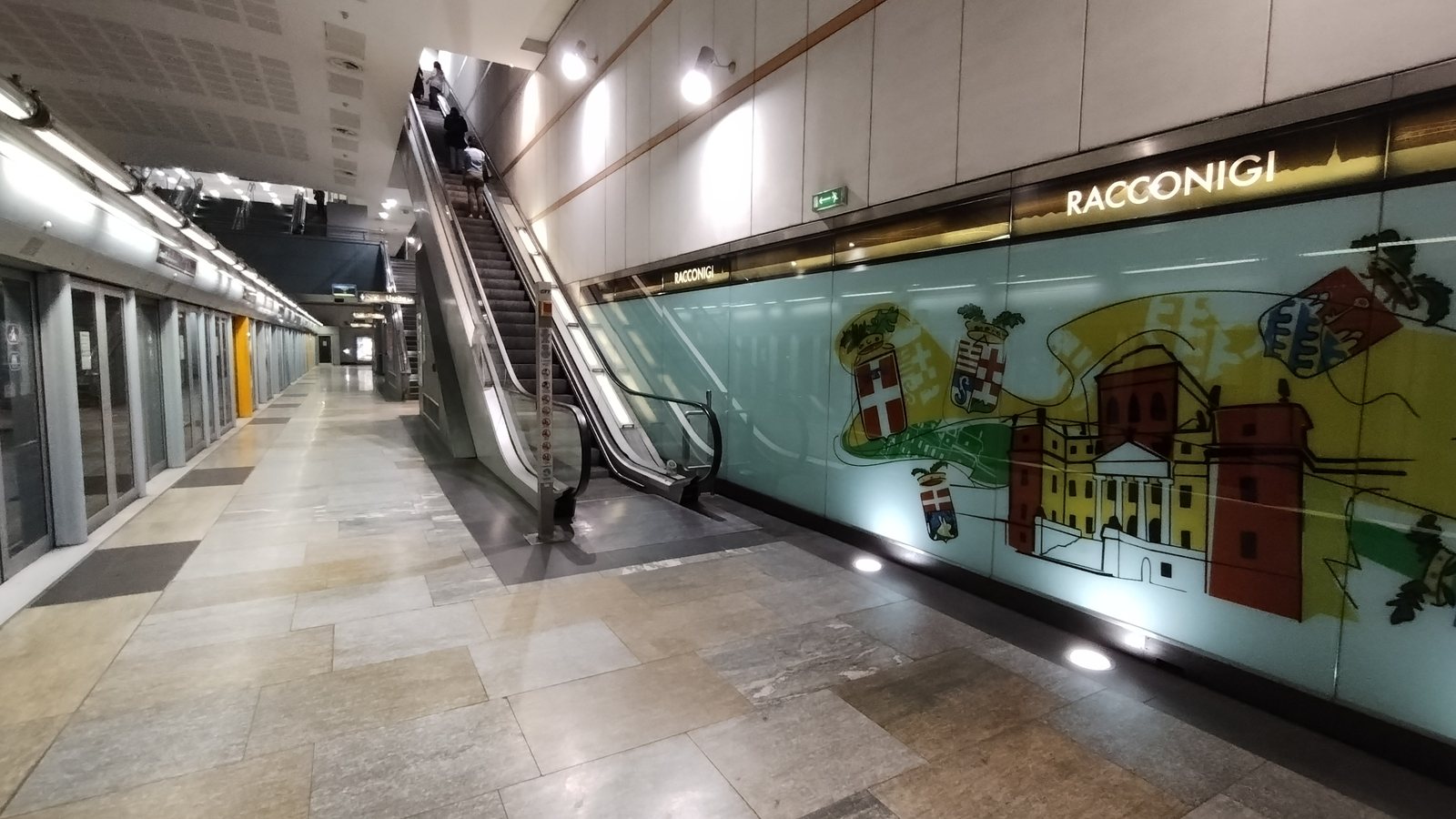 Targa RACCONIGI e parete decorata sulla banchina della stazione Racconigi