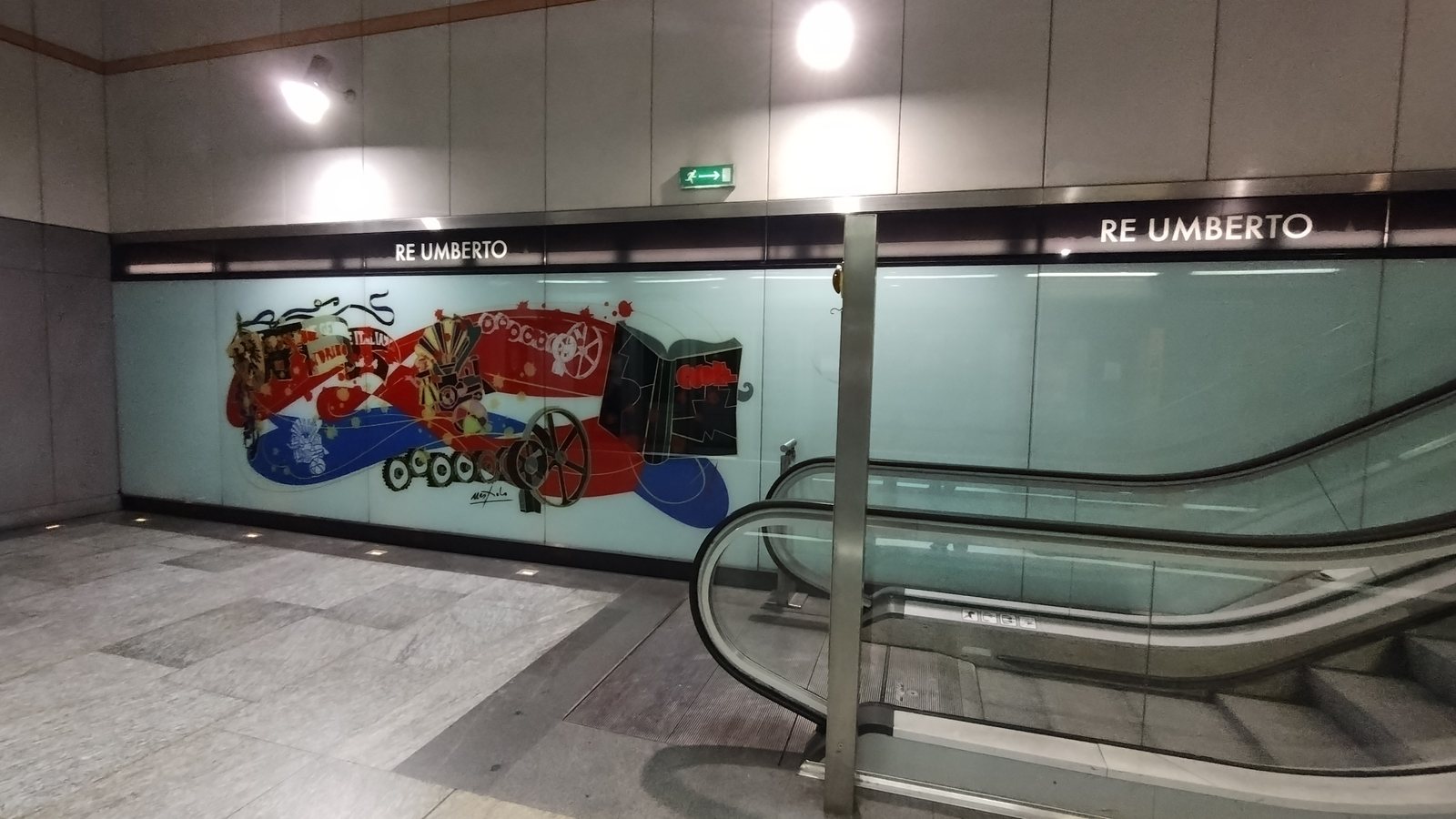 Due targhe RE UMBERTO e parete decorata sulla banchina della stazione Re Umberto