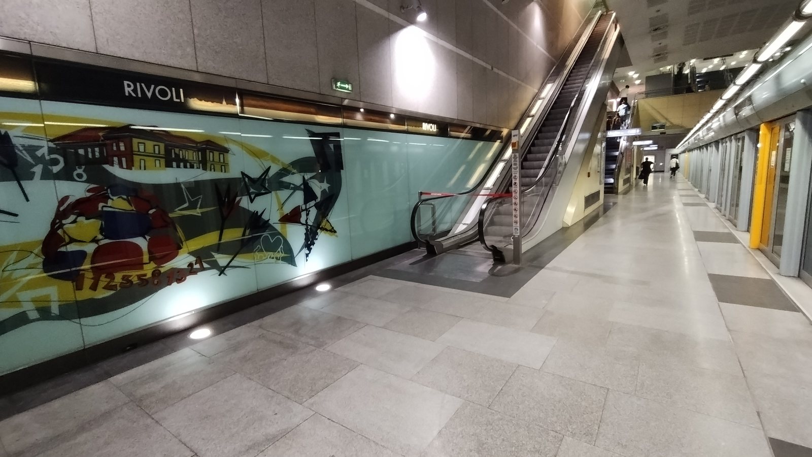 Targa RIVOLI e parete decorata sulla banchina della stazione Rivoli